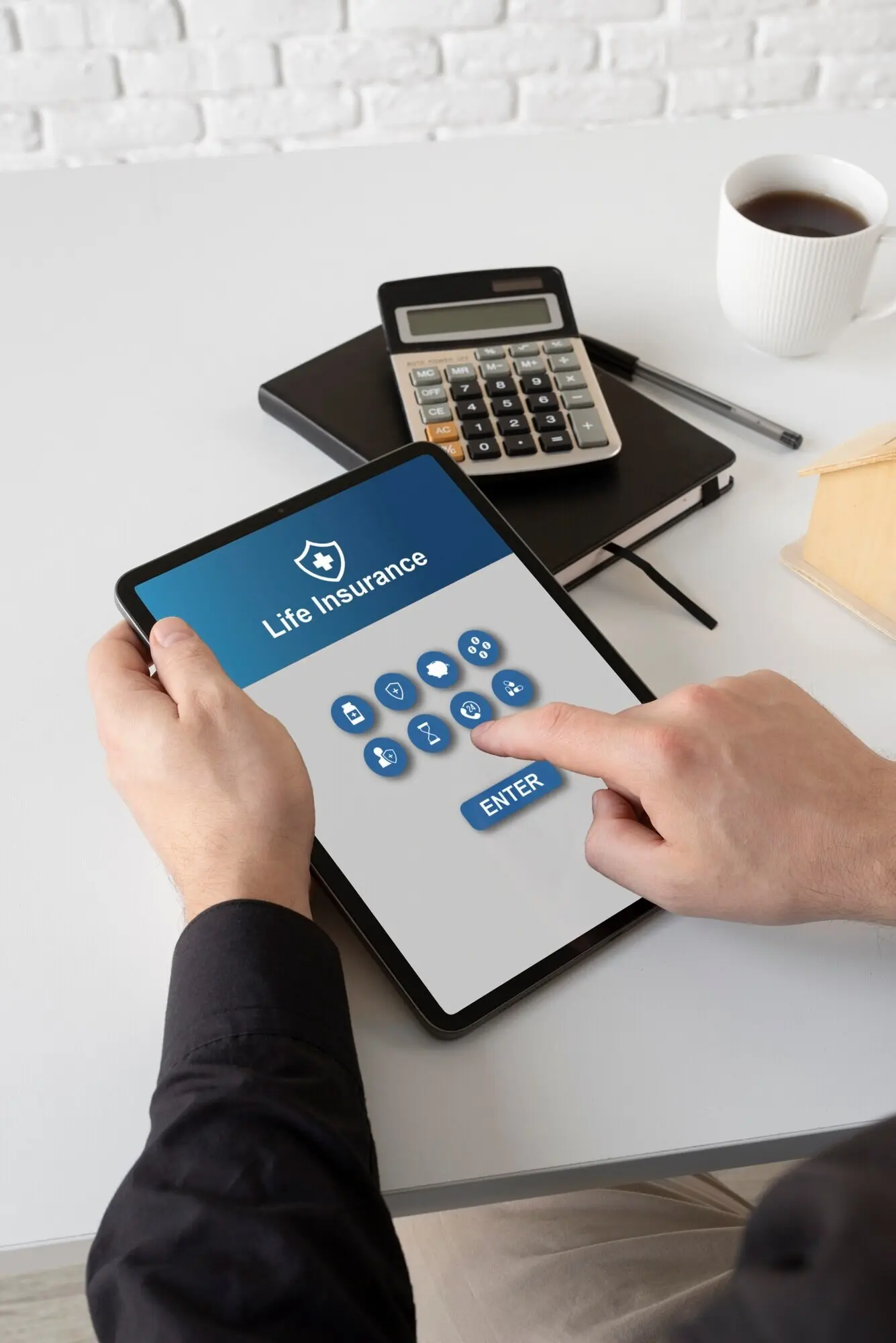 Крупный план рук, использующих планшет.