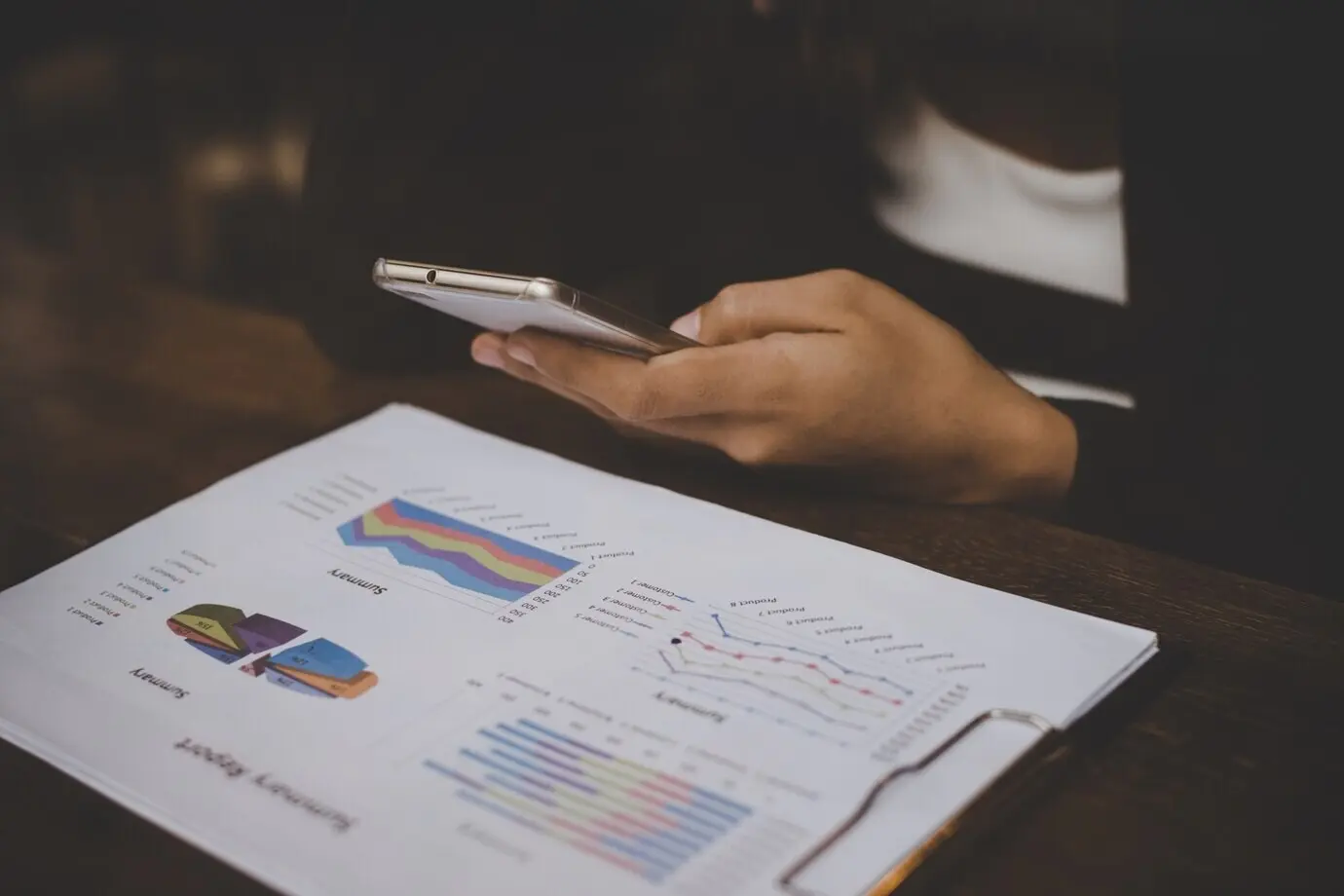 винтажный стол для анализа на белом фоне