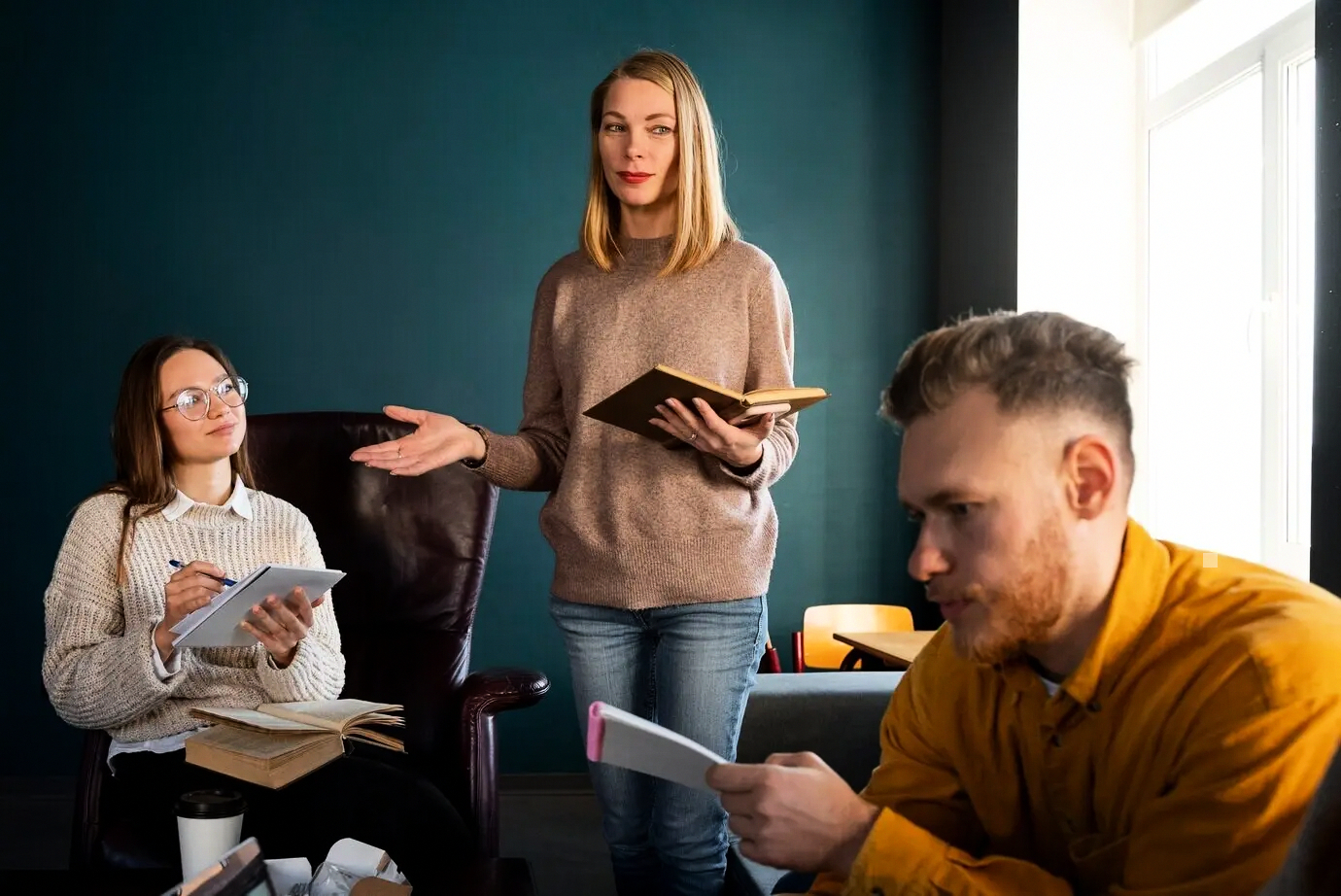 Ilustración que cubre los recorridos de implantación de KPIs y seguimiento de rendimiento en contact centers